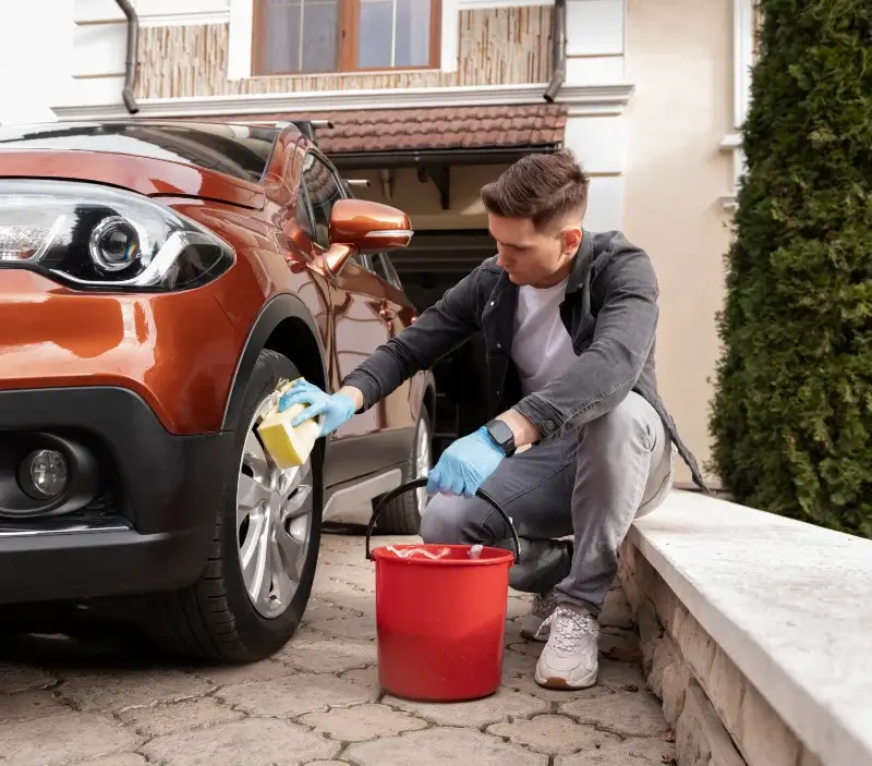 Lavage auto à domicile Saint-Sernin-sur-Rance : professionnel intervenant sur un véhicule